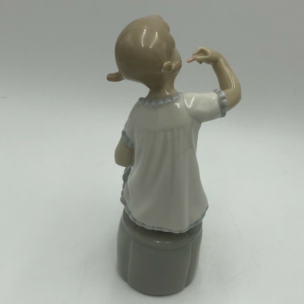 Lladro Figurine 1083 "GIRL WITH DOLL & LIPSTICK" NO Box Retired 1985 DEFECT - Picture 4 of 9